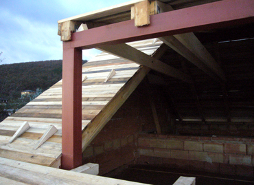 Prkený záklop krovu sedlové střechy s ocelovou kosntrukcí pásového vikýře