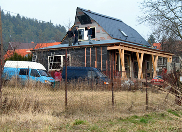 Uzavření domu - záklop stěn, střecha a okna 30.08.2006