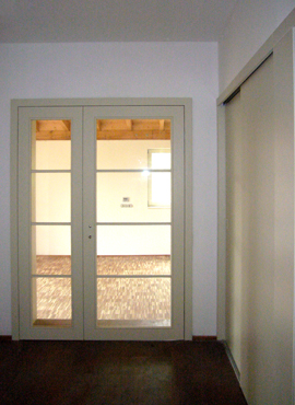 Vstupní hala, keramická dlažba, lakované dveře RAL 9001, do interiéru přiznaný trámový strop
