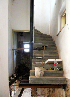 Podchycení původního vřetenového schodiště