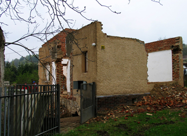 Demolice - z domu byly odstraněny přístavby verandy a garáže, krov sedlové střechy a trámový strop