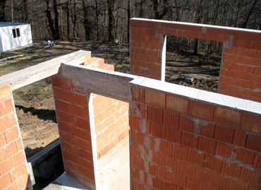 Load-bearing internal walls are constructed from ceramic bricks thickness 300 mm and 11 rows height