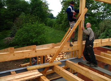 V místě křížení konstrukčních os jsou dřevěné sloupy 180 x 180 mm