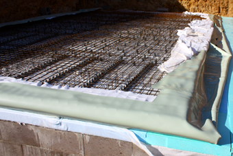 Výztuž betonové základové desky, která je uložená nad tepelnou izolací a PVC folií