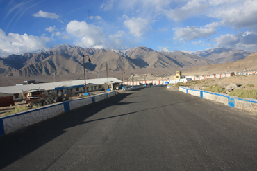 Vnitrostátní vojenské letiště v Lehu uprostřed údolí Indu mezi sedmi tisícovkami pohoří Zanskar a Ladakh