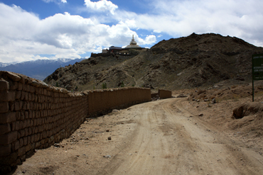 Přístupová cesta k stúpě Šanty, která spolu s královským palácem tvoří nezaměnitelnou siluetu města Leh