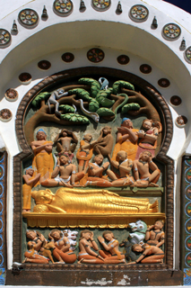 Obchozí galerie je směrem ke čtyřem světovým stranám zdobená výjevy ze snů Buddhy