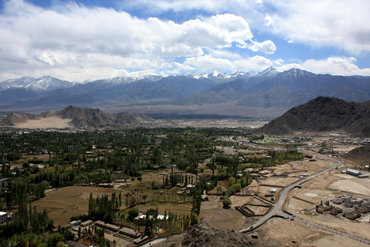 Údolí řeky Indus (pohled na jih) - v pozadí panorama pohoří Zanskar