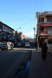Hlavní obchodní ulice ohraničující obdélníkový půdorys urbanistického centra Lehu