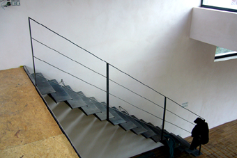 Ocelové zavěšené schodiště včetně skleněného zábradlí na galerii