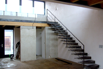 Ocelové zavěšené schodiště včetně skleněného zábradlí na galerii