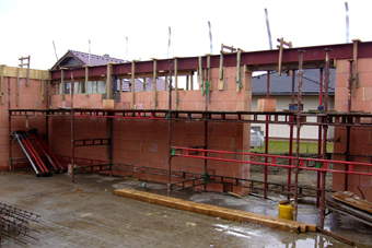 Ocelový nosník UPE propojený s betonovým věncem tvoří překlady otvorů a je připravený pro usazení dřevěných stropních trámů na dolní pásnici nosníku UPE