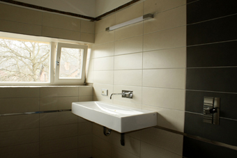 Vnitřní dokončovací práce v koupelnách - keramická dlažba a obklady APAVISA, podomítkové baterir GESSI, sanita KERAMAG