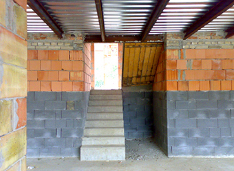 Reinforced shoulders internal staircase, basement walls are made from formwork, elevated walls are made from ceramic masonry thickness 300 mm, the ceiling is a metal concrete