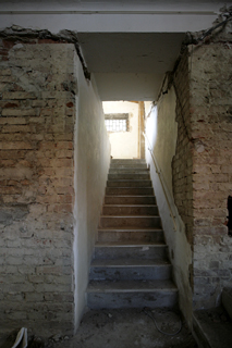 Původní teraccové schodiště do suterénu bylo zachováno, teracco bude po dokončení stavby repasováno