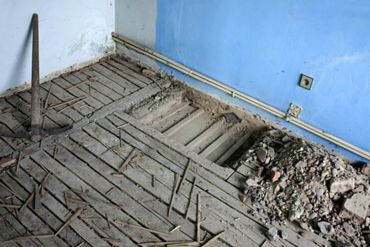 Na celé ploše 2.NP (podkroví) byl odstraněn původní štěrkový záklop podlahy až na nosnou trámovou konstrukci. Trámy byly zkontrolovány, ošetřeny a příležitostně opraveny.