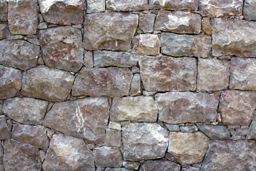 Opěrná zeď pod terasou na ohniště je ručnš skládaného lomového kamene