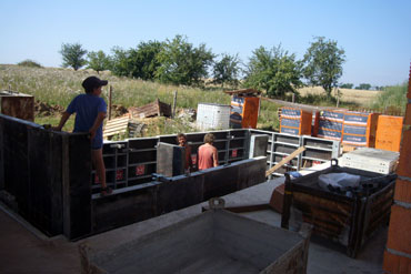 Na bednění konstrukce železobetonového bazénu je použito systémové bednění, konstrukce bazénu je oddilatovaná vloženým extrudovaným polystyrénem.