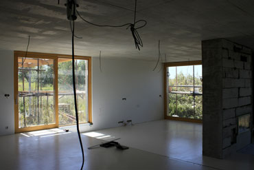 V prostoru celého domu je realizovaná litá průmyslová podlaha.