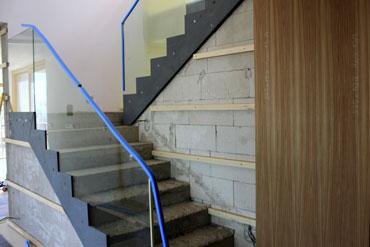 Kompletace dýhového jilmového obložení stěn schodiště.