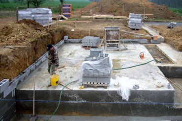 Různé výškové úrovně podkladního betonu pod ŽB základovou deskou bazénu a suterénu.