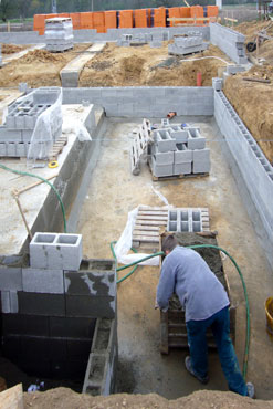 Vyzdívka ochranných přizdívek pro uchycení hydroizolace na stěnách spodní stavby suterénu.