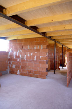 Pohledová ocelovo – dřevěná konstrukce ploché střechy je zaklopená dřevěnými biodeskami tl. 25 mm. Ocelové prvky budou ponechány záměrně bez povrchové úpravy, dřevěné prvky budou ošetřeny olejem.