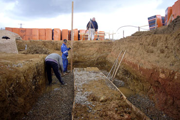 Po odčerpání vody ze základů může dál probíhat stavební činnost. Základová deska suterénu je již prováděna v suchém výkopu. 