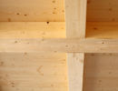 První patro - zdivo a dřevěná trámová pohledová konstrukce ploché střechy