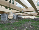 Dřevostavba - základový dřevěný rám podlahy přízemí na betonových patkách