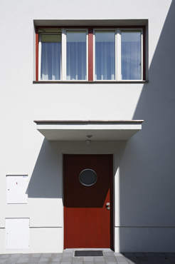 Detail vstupu se stříškou