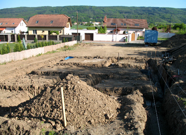 Hloubka založení u obvodových základů je 1,2 m pod úroveň budoucího upraveného ter