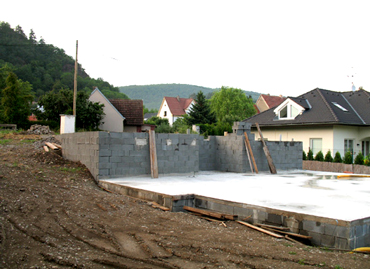 ŽB základová deska tl. 150 mm provedená ve dvou výškových úrovních