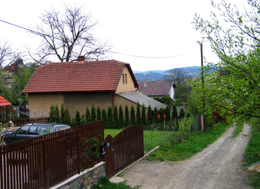Původní stav 2005 - zahradní domek z 50-tých let s přístavbami verandy a garáže 