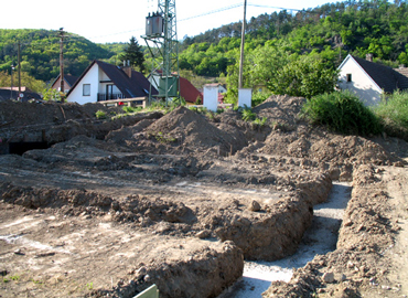 Spodních 0,6 m výšky základových pasů je provedeno z prostého betonu C16/20 přímo do vykopané rýhy