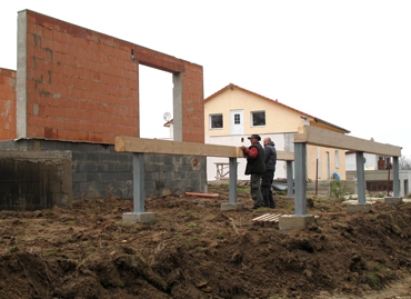 Podlaha se jakoby vznáší cca 1 metr nad úrovní svažujícího se terénu