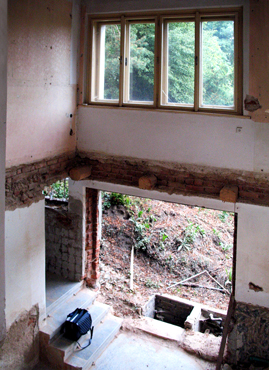 Odstraněný staticky poškozený trámový strop nad 1.NP (přízemím)