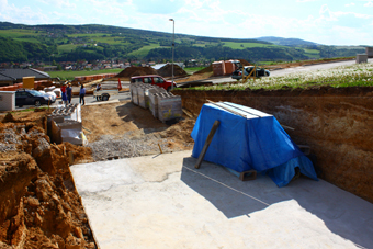 Podkladní betonová vrstva, která tvoří rovinu pro uložení tepelné izolace a PVC folie