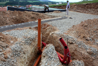 Pod základovou deskou jsou rozvedeny přípojky kanalizace, vody a elektra