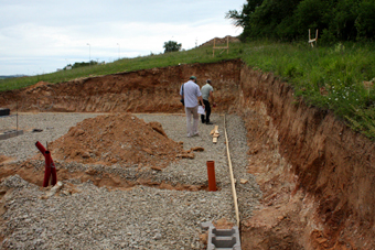 POd podkladní beton se pokládá vyrovnávací vrstva ze štěrku