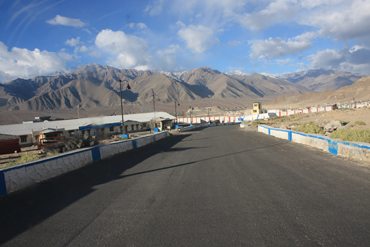 Vnitrostátní vojenské letiště v Lehu uprostřed údolí Indu mezi sedmi tisícovkami pohoří Zanskar a Ladakh