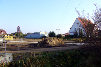 Pohled na pozemek z příjezdové cesty