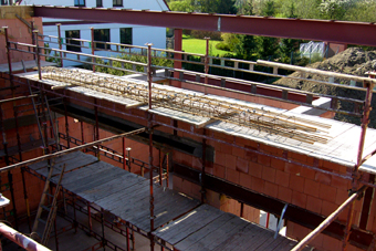 Obvodové zdivo na výšku dvou podlaží, betonové věnce