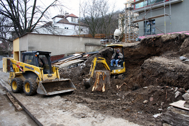 Výkopové práce na místě budoucí garáže, která bude mít vjezd přímo z úrovně silnice