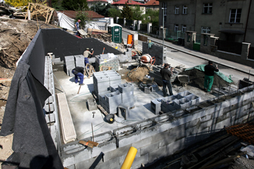 Podzemní část konstrukce garáže je zaizolovány proti tlakové vodě PVC izolací, která byly aplikována na ochranou předstěnu