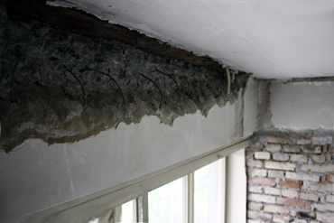 Sondy skrytého betonového překladu ve stropu nad lodgií, který jsme potřebovali podchytit kvůli rozšíření obytného pokoje