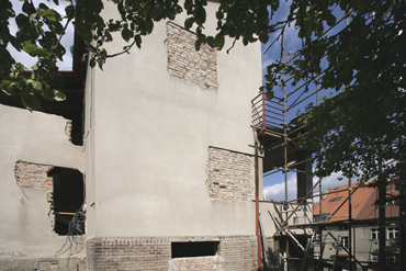 Zazdívky oken a probourání nových oken je řešeno s ohledem na budoucí dipozici a s přihlédnutím k původnímu architektonickému řešení fasády