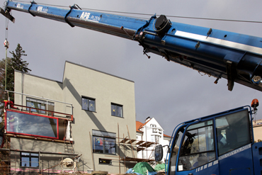 Usazování velkoformátového skla na připravenou konstrukci zasklení původní lodgie