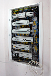 Veškerá elektroinstalace silnoproudu i slaboproudu je svedena do jednoho místa, kde je vše centrálně zapojeno a řízeno