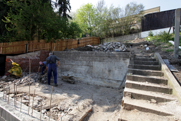 Demolice původního zahradního bazénu, na jehož místě vznikne nový zahradní altán. Původní opěrná zeď a schodiště bude využito, altán je založený na nových betonových pasech v nezámrzné hloubce.